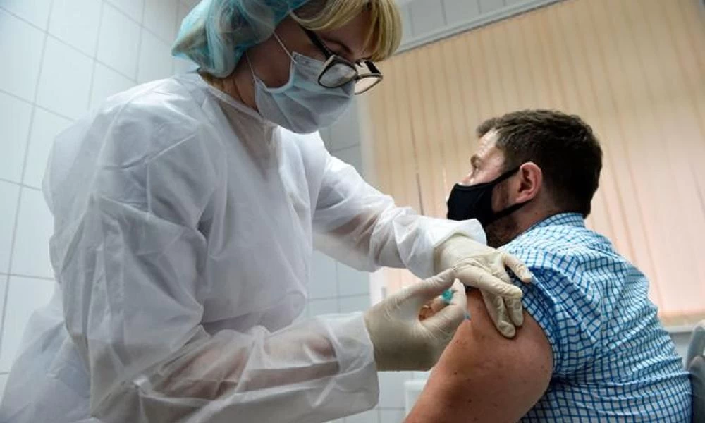Ρωσία: Η πρώτη παρτίδα του εμβολίου άρχισε να διανέμεται σε όλες τις περιφέρειες
